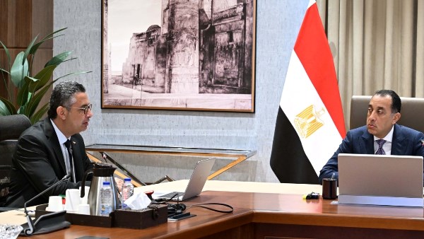 رئيس الوزراء خلال اجتماعه مع وزير التموين