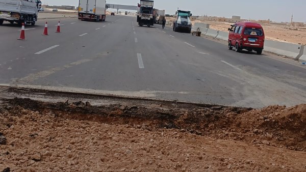 إصلاح هبوط أرضي بالطريق الدولي الساحلي مطروح - الإسكندرية