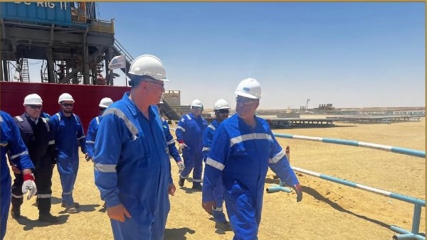 رئيس هيئة البترول يتفقد حقول شمال البحرية في الصحراء الغربية