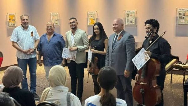 مدير المراكز الثقافية الروسية يفتتح معرضا فنيا وثائقيا.. بورتريه مزدوج على خلفية القرن