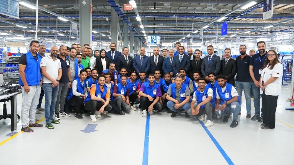 الوزير وسط العمال
