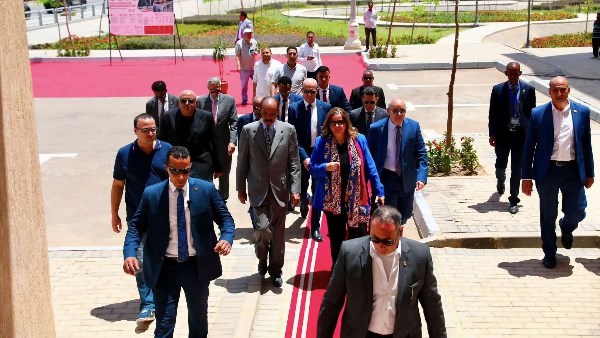 الرئيس الإريتري يزور وحدات سكن لكل المصريين