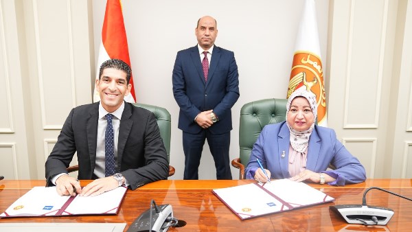 جانب من توقيع الاتفاقية 