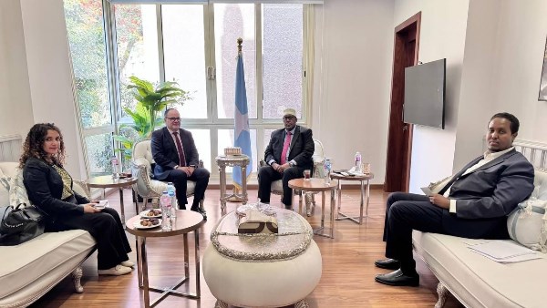 سفير الصومال يستقبل ممثل الأونروا ويؤكد دعم مقديشو للشعب الف