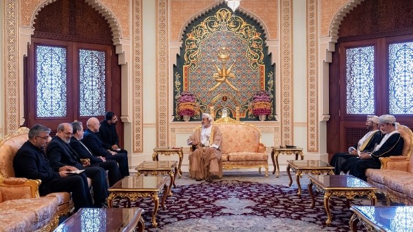 سلطان عُمان يستقبل وفد إيران في مسقط 