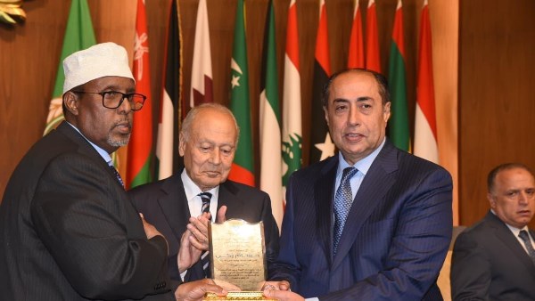 الصومال يكرم أبو الغيط وحسام زكي تقديرًا لجهودهما في خدمة الأمة العربية