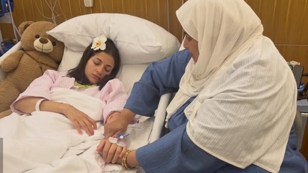 بصورة من المستشفى.. منى فاروق تكشف تفاصيل أزمتها الصحية وخضو