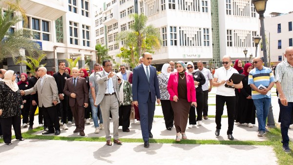 رئيس جامعة دمنهور يتفقد أعمال المرحلة الأولى من تطوير المساحات الخضراء