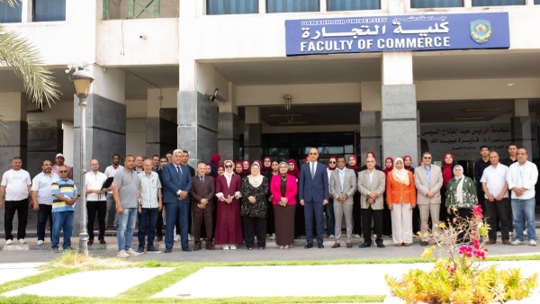 رئيس جامعة دمنهور يتفقد أعمال المرحلة الأولى من تطوير المساحات الخضراء
