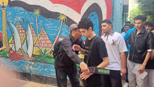 تفتيش الطلاب بالعصا الإلكترونية