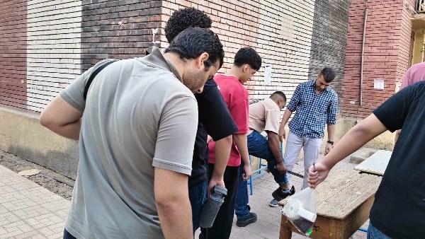 تفتيش الطلاب بالعصا الإلكترونية