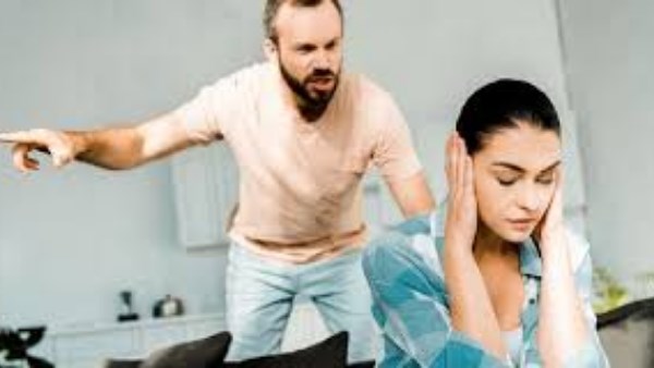 علامات تدل على أن زوجك يمر بضغوط نفسية.. لا تتجاهلي هذه الإشارات 