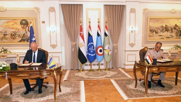 وزير الدفاع يشهد التوقيع على اتفاق تعاون في مجال الدفاع مع البوسنة والهرسك