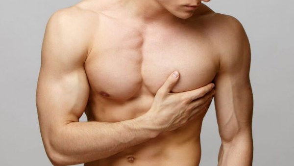 التثدي عند الرجال.. متى يكون طبيعيًا ومتى يحتاج للعلاج؟