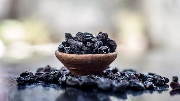  ماذا يحدث لجسمك عند تناول الزبيب الاسود؟