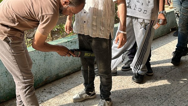 ضبط طالب حاول تهريب هاتف محمول داخل لجنة امتحانات الثانوية الأزهرية بمصر الجديدة.. فيديو وصور