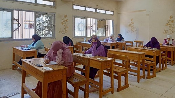 طلاب العلمي بالثانوية الأزهرية يؤدون امتحان الرياضيات البحتة