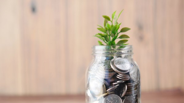 حكم إخراج الزكاة بالتقسيط على مدار العام.. الإفتاء