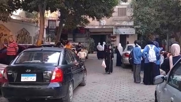 لحظة دخول طالبات الثانوية الأزهرية لأداء امتحان اللغة الانجليزية بالقسم العلمي .. بث مباشر