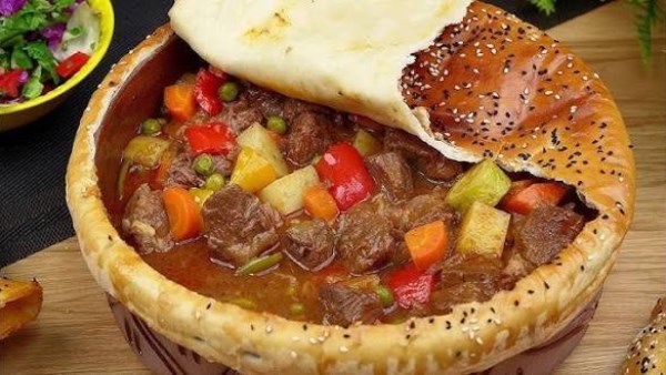 طريقة عمل طاجن اللحمة بالخضار مغطى بالعجين