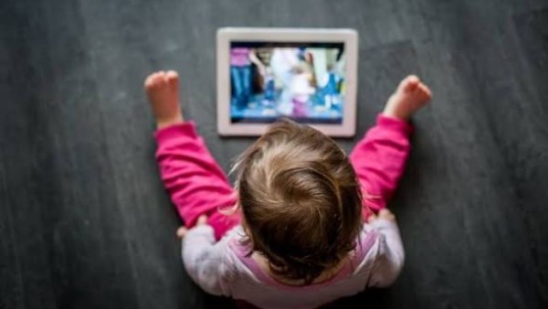 هل يسبب وقت الشاشة الطويل الإصابة بـ ADHD؟