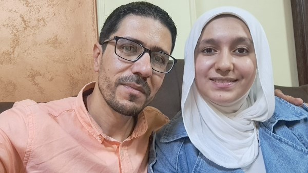 الطالبة بثينة عمرو ووالدها
