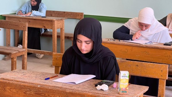 طالبات الأزهر أثناء الامتحان