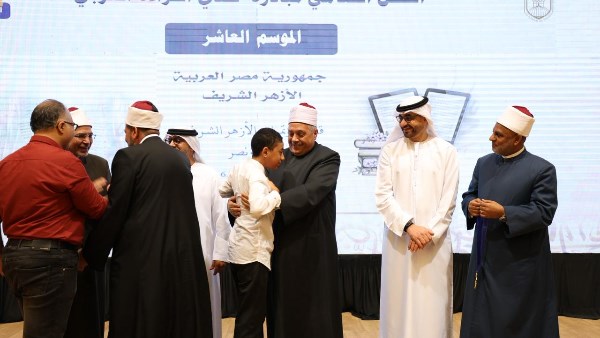 موقف عفوي بين طالب ووكيل الأزهر بعد تفوقه ف