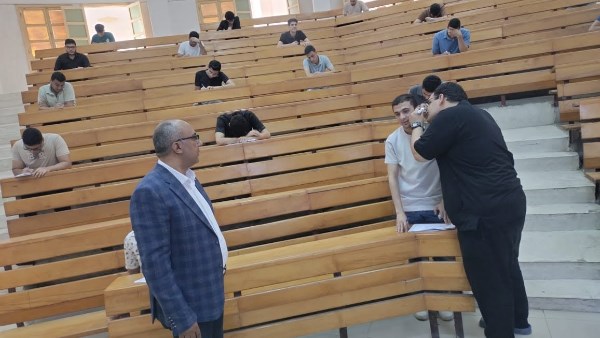  استخدام جهاز حديث للكشف عن سماعات الأذن في امتحانات طب الأزهر
