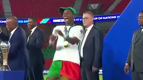 لاعب منتخب السنغال يحتفل أمام فوزي لقجع