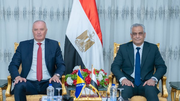 وزير الدولة للإنتاج الحربي يستقبل نائب رئيس مجلس الوزراء ووزير دفاع البوسنة والهرسك لبحث سبل التعاون المشترك في مجال الصناعات الدفاعية
