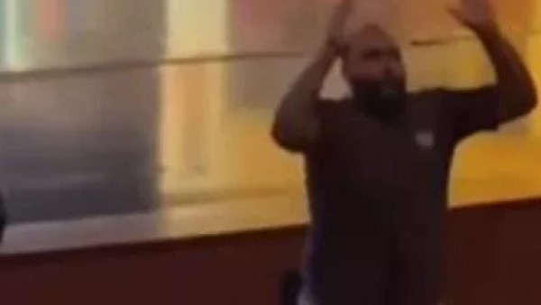 أحد الطلاب علي خشبة المسرح 