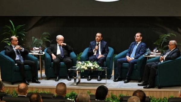 الدكتور محمد فريد وزير الاستثمار والتجارة الخارجية خلال الاجتماع