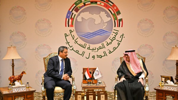 وزير الثقافة اليمني يبحث آفاق التعاون مع المنظمة العربية للس
