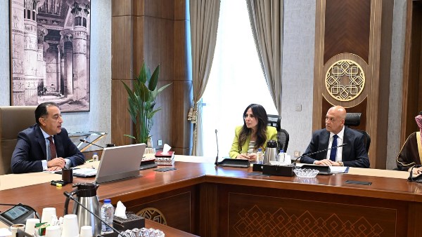 رئيس الوزراء يلتقي مسئولي شركة عالمية لمناقشة تنفيذ مشروعات 