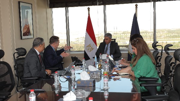 وزير السياحة والآثار يبحث مع شركة دولية فرص الاستث