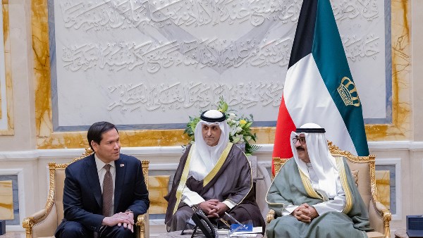 أمير الكويت يبحث مع وزير الخارجية الأمريكي مستجدات الأوضاع في المنطقة أمير الكويت يبحث مع وزير الخارجية الأمريكي مستجدات الأوضاع في المنطقة