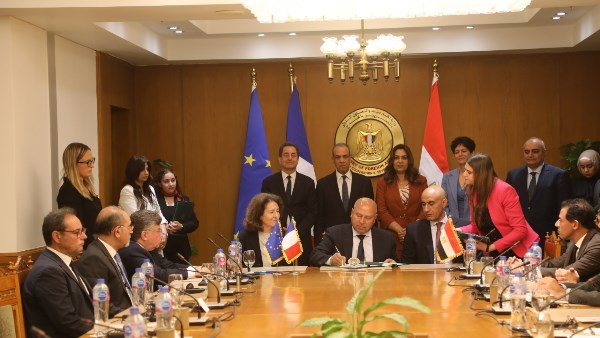وزير النقل يشارك في توقيع خطابي
