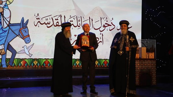 محافظ القاهرة و البابا تواضروس الثانى 