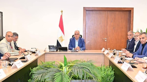 وزير الري يتابع تنفيذ الخطة الاستثمارية الحالية ويستعرض خطة 