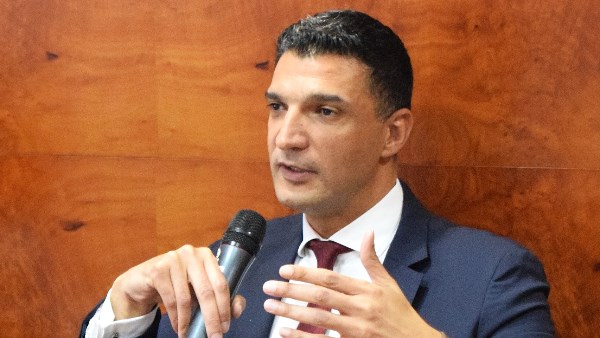  خالد هاشم وزير الصناعة