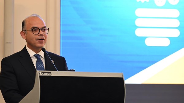 الدكتور محمد فريد وزير الاستثمار والتجارة الخارجية 