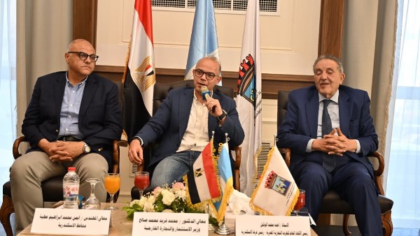 الدكتور محمد فريد وزير الاستثمار والتجارة الخارجية 