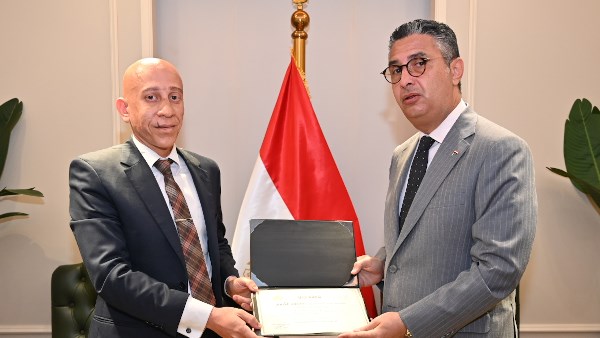 بعد تعرضه لاعتداء أثناء حملة رقابية.. وزير التموين يكرم مفتشًا بالإسكندرية