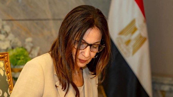 وزيرة الثقافة تجتمع مع قيادات الوزارة ورؤساء القطاعات والهيئ