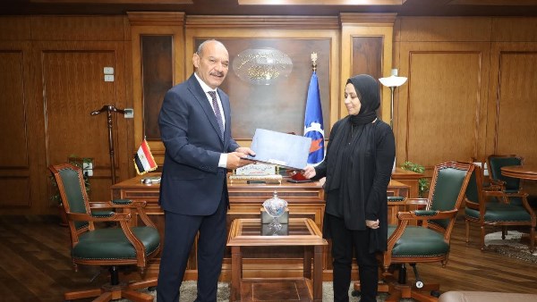 محافظ السويس يدعم أسرة الطفل باسل ويوفر فرصة عمل لوالدته
