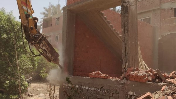 محافظ الجيزة يتابع حملات إزالة مخالفات البناء والتعديات على 