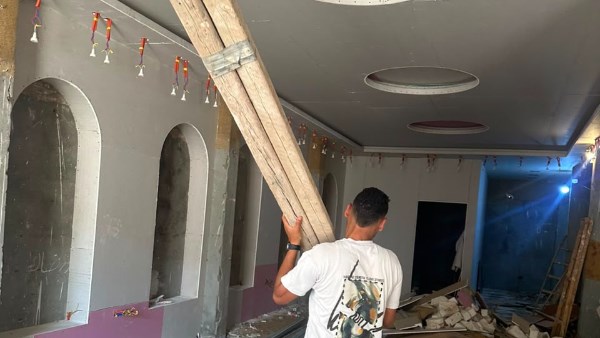 تطبيق القانون بكل حسم.. وقف تشطيب محل تجاري وسحب المعدات في 