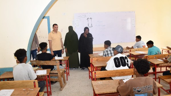 محافظ أسوان يفاجئ مدرسة كلابشة الجديدة ببحيرة ناصر لمتابعة ا