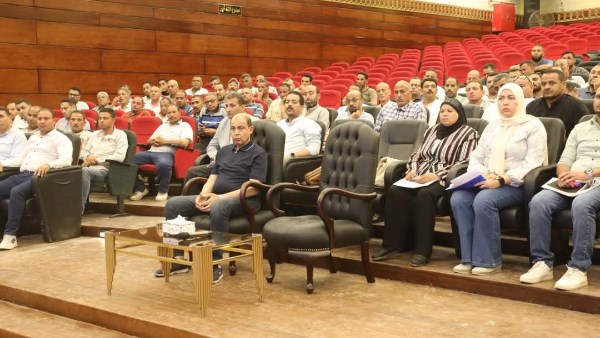محافظ المنيا خلال الاجتماع 